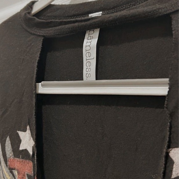 Distressed cutout v neck - Picture 2 of 4